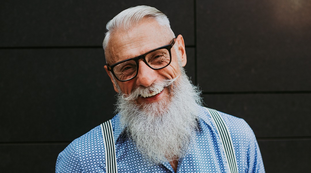 Et si cette année, vous offriez une expérience plutôt qu’un objet ? Très appréciée par les hommes, la carte cadeau permet de vivre un véritable moment de détente dans nos salons, et de se faire chouchouter par les mains expertes de nos collaborateurs ! Comment-souhaitez-vous recevoir votre carte cadeau ? • Option 1 : Vous pouvez opter pour la carte cadeau par courrier, que vous recevrez dans votre boîte à lettres sous 3-5 jours. • Option 2 : Vous pouvez choisir l’option dématérialisée. Vous recevrez alors la carte cadeau en 5 minutes dans votre boîte (mail). Tout ça c’est bien, mais vous allez nous dire « quelle carte cadeau choisir ? ». Pas d’inquiétude, on va vous donner un petit coup de main. 